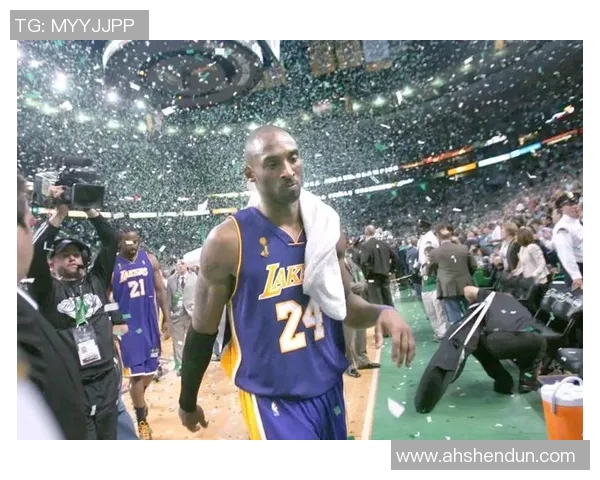 2012年湖人与雷霆第二场激战回顾：明星球员的巅峰对决与赛场精彩瞬间