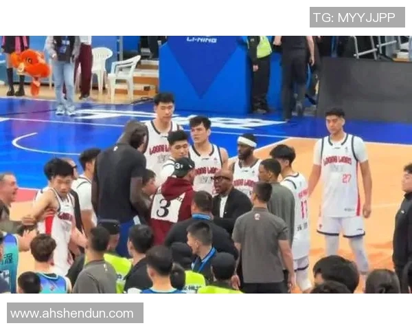 足球场偶遇CBA球员事件回顾