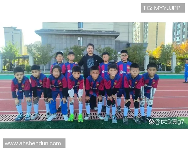 4号足球明星是如何在赛场上展现个人魅力与团队精神的精彩故事