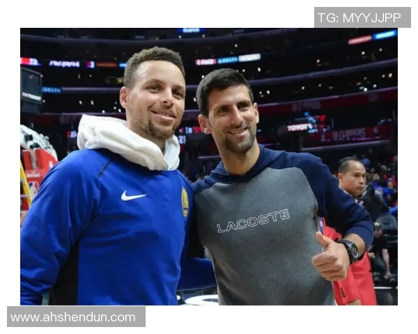 NBA与足球明星的亲密互动瞬间展现体育界的友谊与团结 NBA与足球明星的亲密互动瞬间展现体育界的友谊与团结